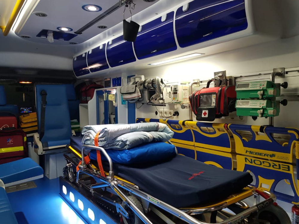Interior ambulans dengan stretcher dan peralatan medis