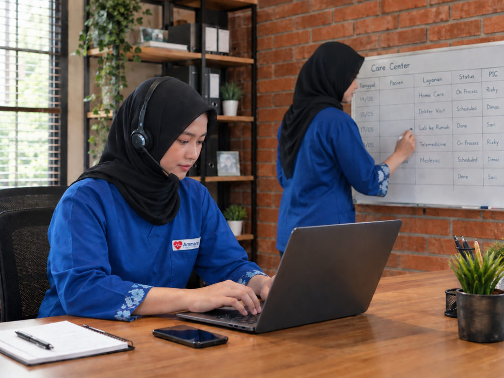 Petugas care center Ammarai melayani panggilan dengan headset