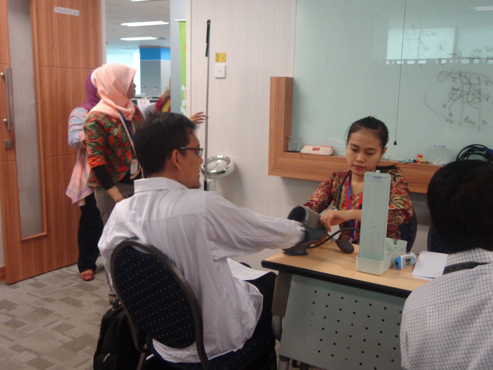 Pemeriksaan kesehatan karyawan di kantor klien