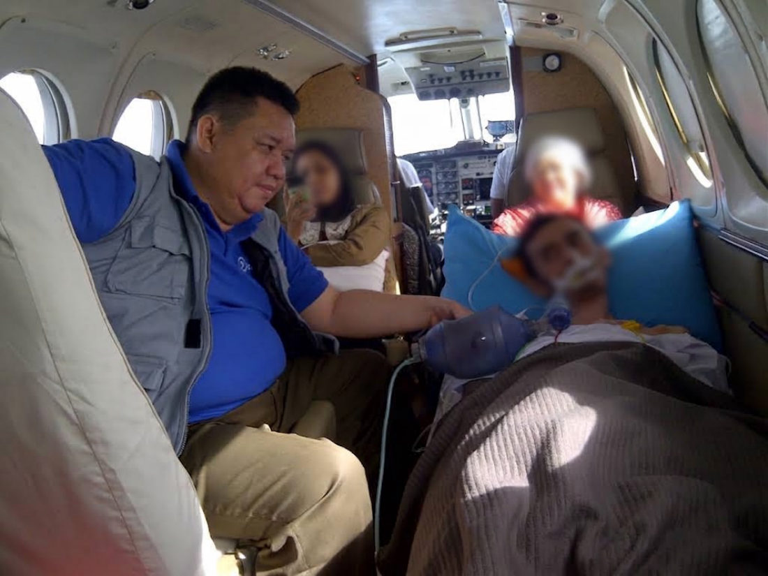 Tim Ammarai mendampingi pasien dengan oksigen di dalam kabin pesawat medevac