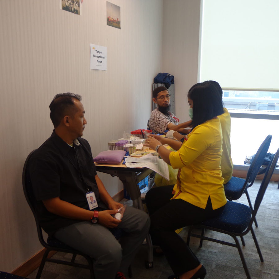 Petugas melayani peserta medical check up
